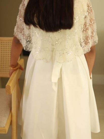 صورة فستان سهرة أطلالة ملكية بلمسات اللؤلؤ والدانتيل